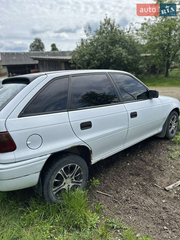Седан Opel Astra 1993 в Долине