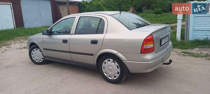 Седан Opel Astra 2006 в Кобеляках