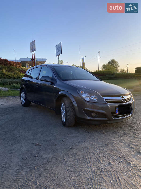 Хэтчбек Opel Astra 2012 в 