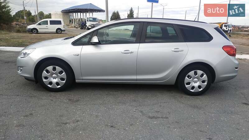 Універсал Opel Astra 2011 в Рівному