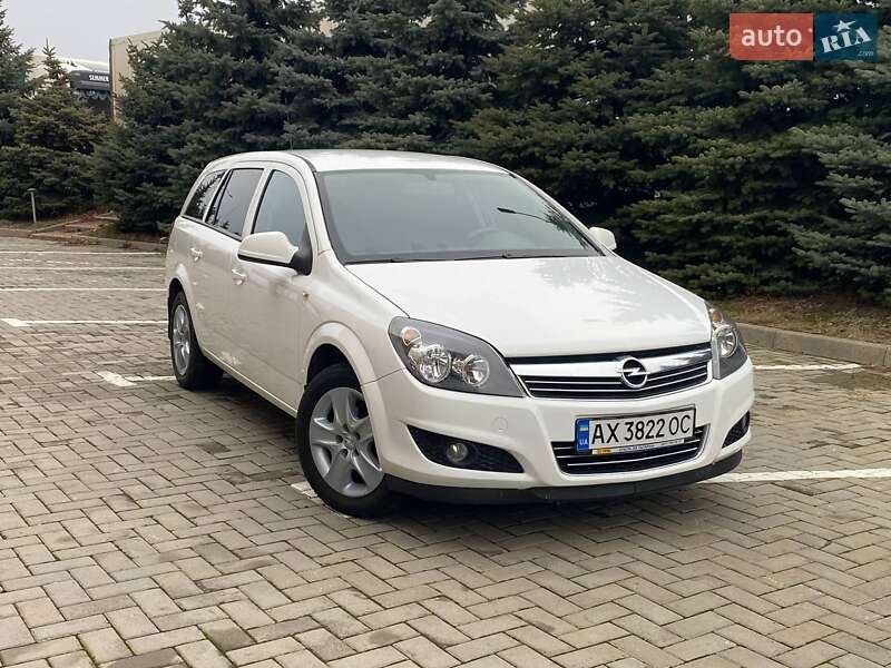 Универсал Opel Astra 2012 в 