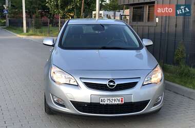 Хэтчбек Opel Astra 2011 в 