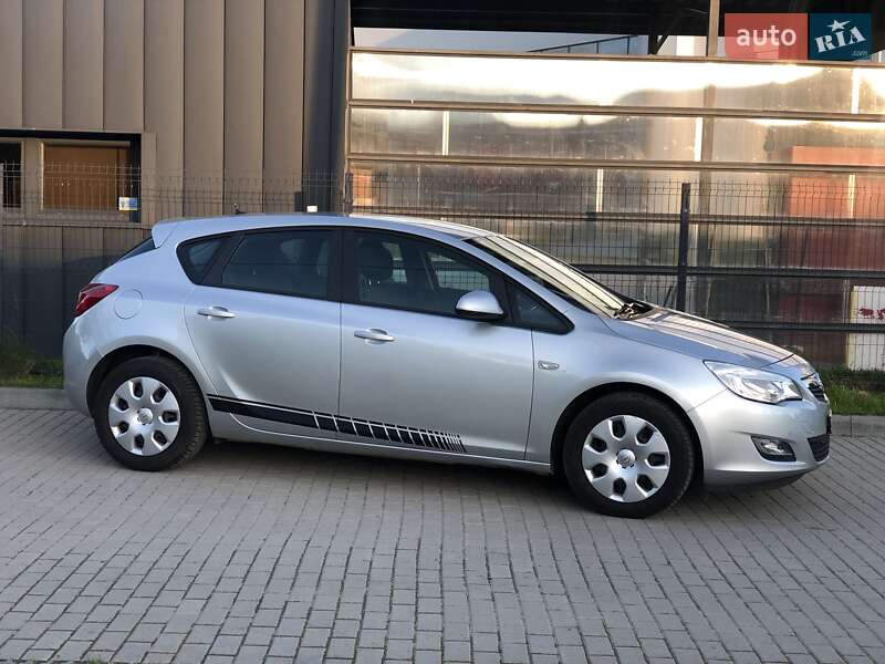 Хэтчбек Opel Astra 2011 в 