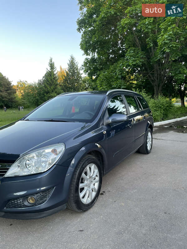 Универсал Opel Astra 2010 в Ровно