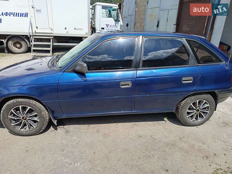 Хетчбек Opel Astra 1993 в Краснограді