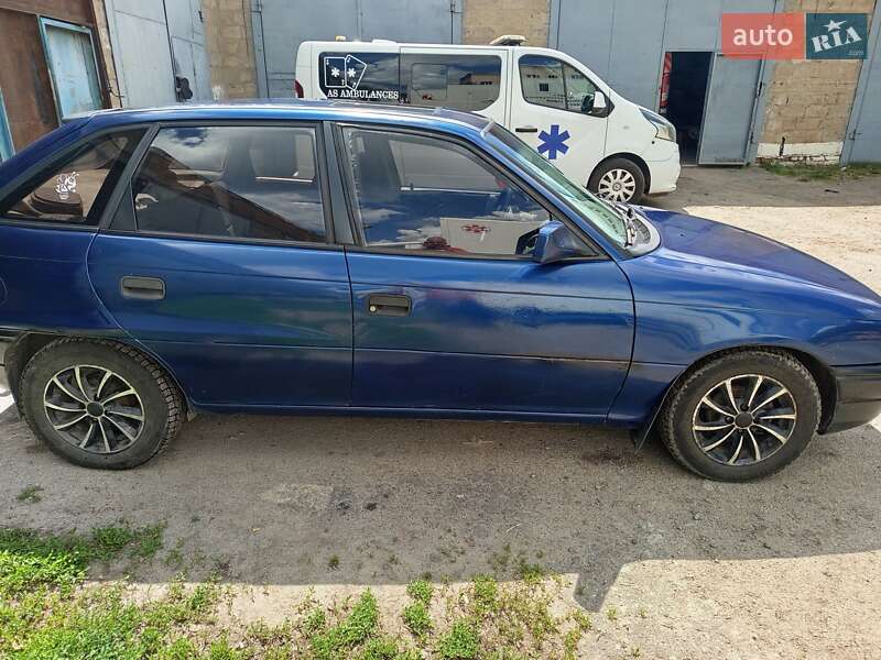Хетчбек Opel Astra 1993 в Краснограді