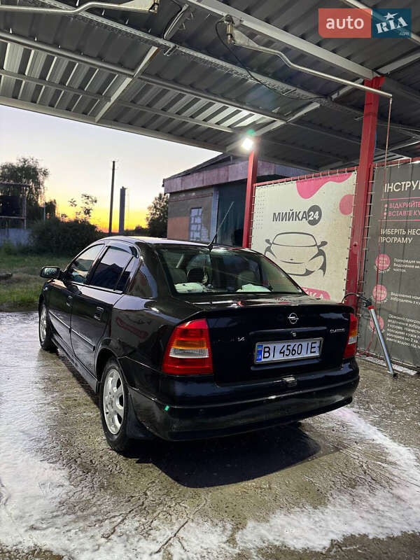 Седан Opel Astra 2006 в Новых Санжарах