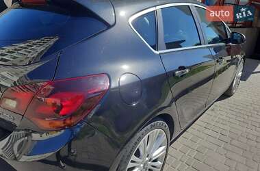 Хэтчбек Opel Astra 2013 в 
