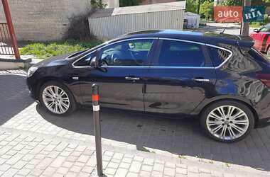 Хэтчбек Opel Astra 2013 в 
