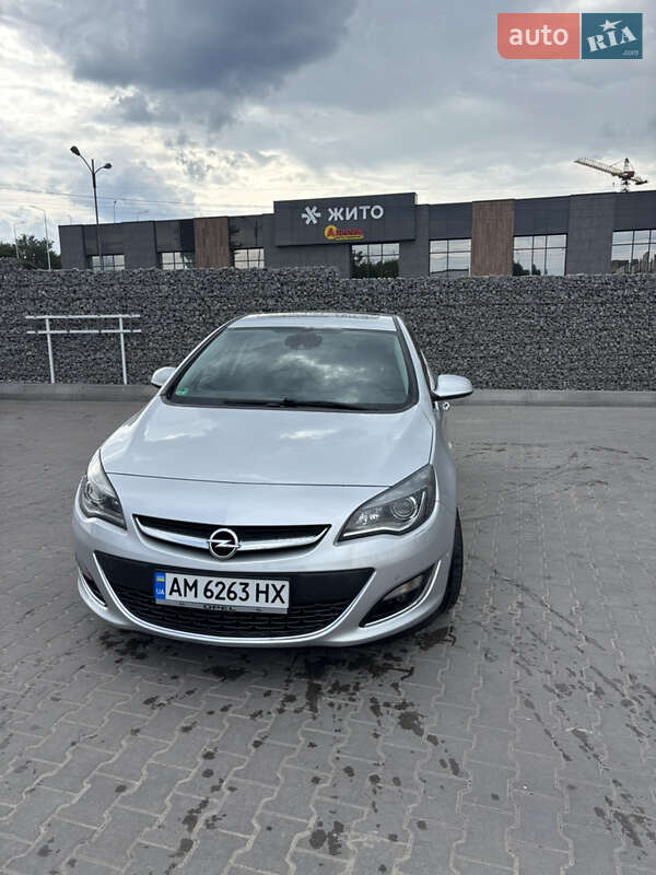 Хэтчбек Opel Astra 2014 в 