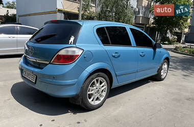 Хэтчбек Opel Astra 2005 в 