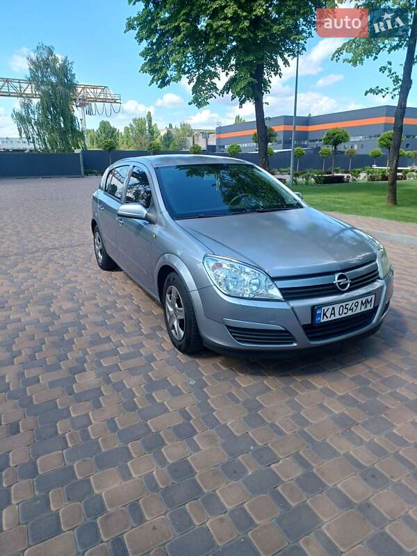 Хэтчбек Opel Astra 2005 в 