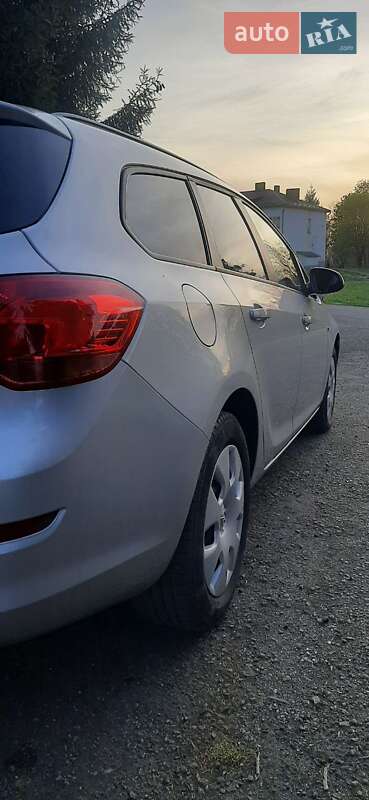 Универсал Opel Astra 2011 в Стрые