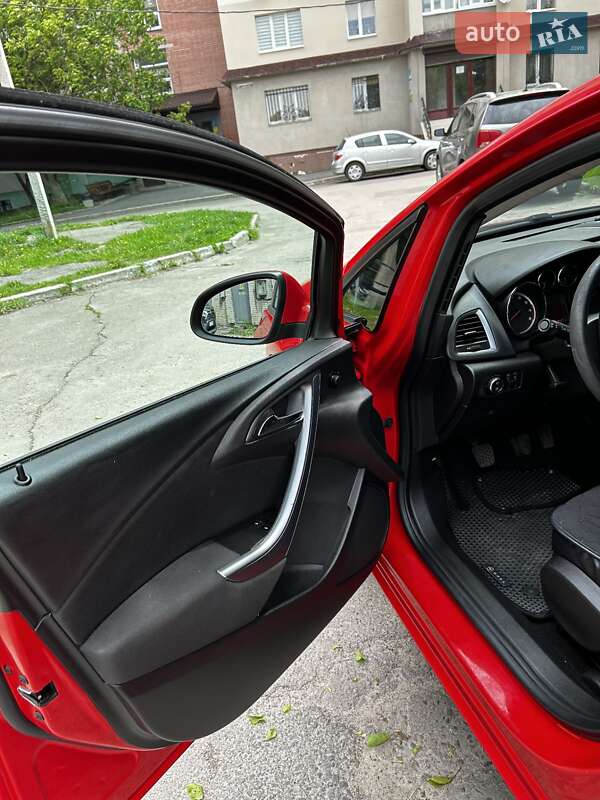Седан Opel Astra 2014 в Рівному