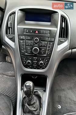 Седан Opel Astra 2014 в Ровно
