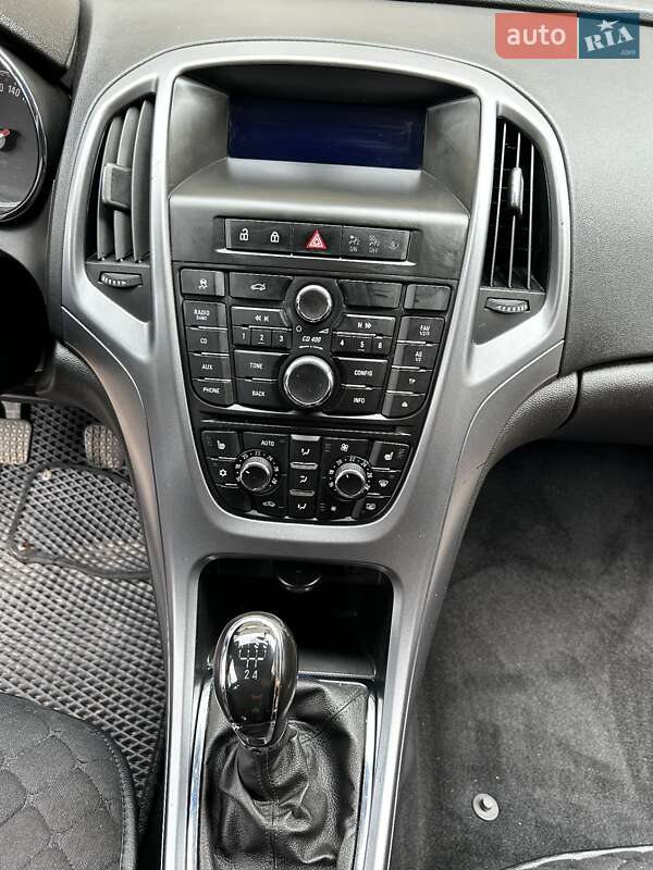 Седан Opel Astra 2014 в Рівному