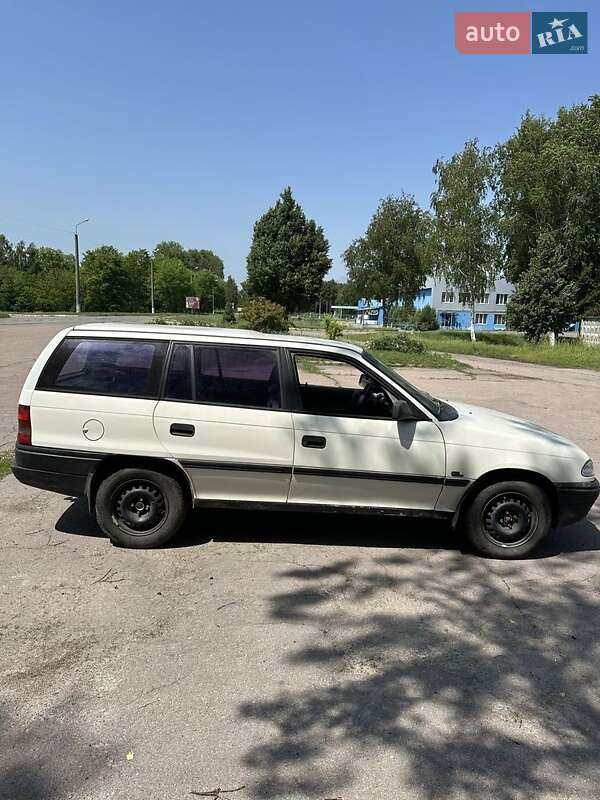 Универсал Opel Astra 1994 в Коропе