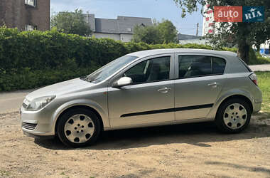Хэтчбек Opel Astra 2005 в 