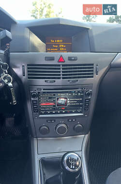 Хэтчбек Opel Astra 2005 в 