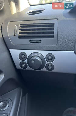 Хэтчбек Opel Astra 2005 в 