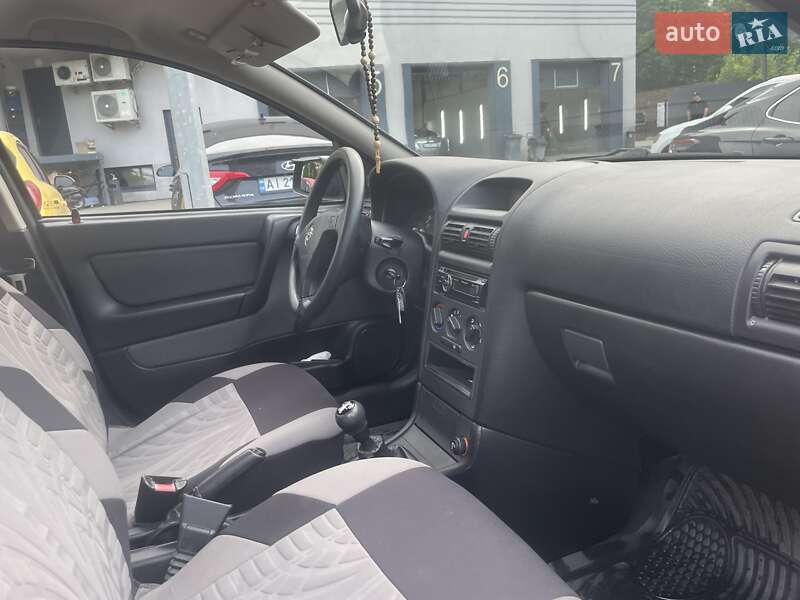 Седан Opel Astra 2008 в Великому Березному