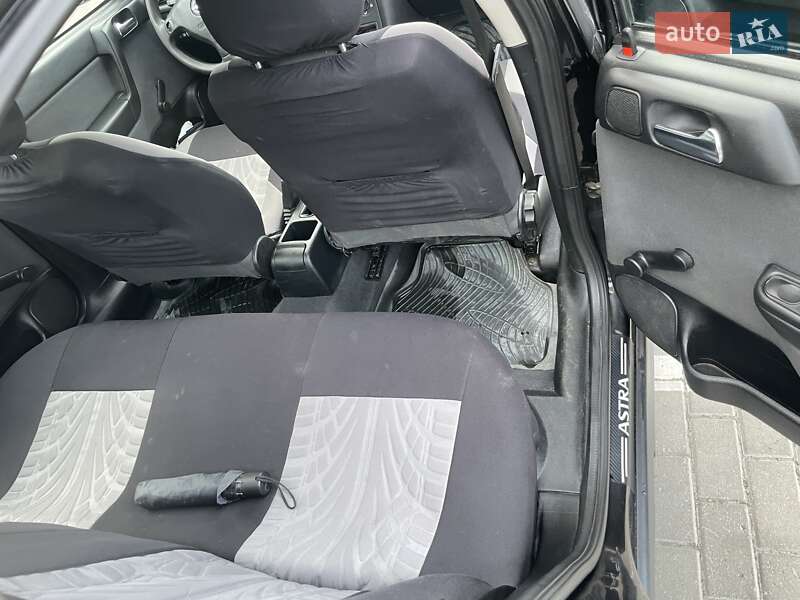 Седан Opel Astra 2008 в Великому Березному