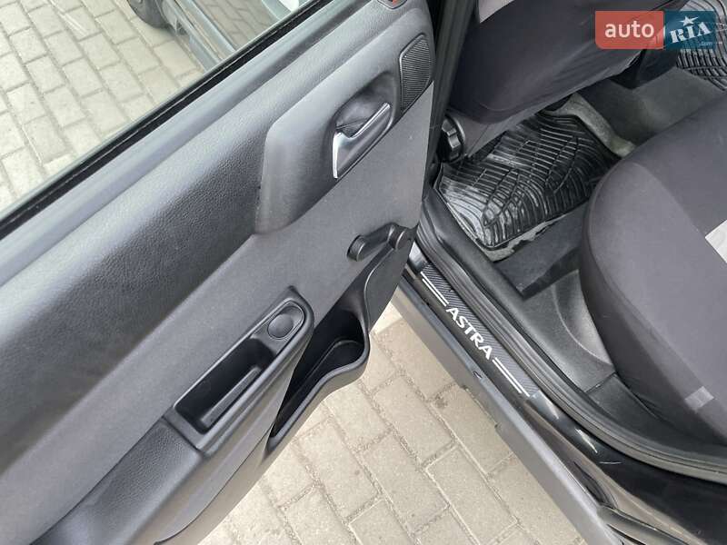 Седан Opel Astra 2008 в Великому Березному