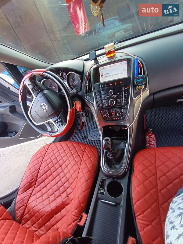 Універсал Opel Astra 2011 в Бурштині