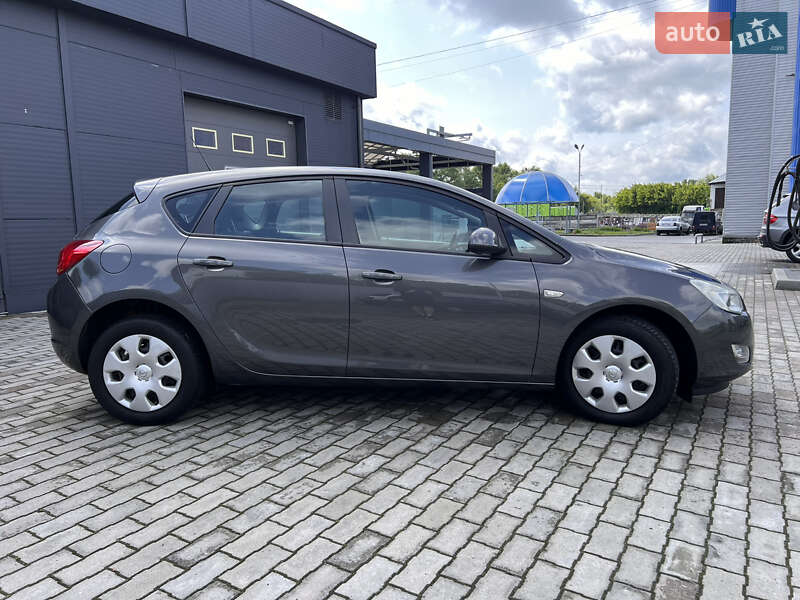 Хэтчбек Opel Astra 2011 в Малине