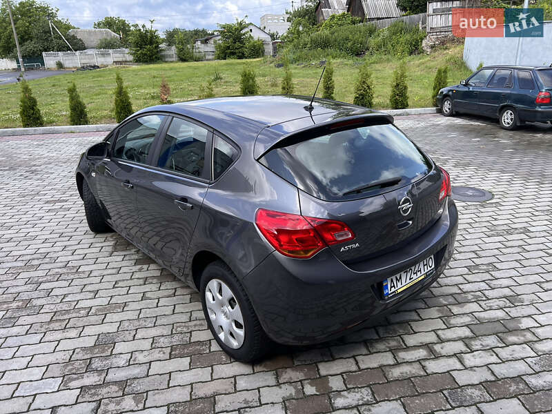 Хэтчбек Opel Astra 2011 в Малине