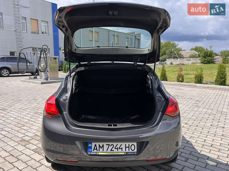 Хэтчбек Opel Astra 2011 в Малине