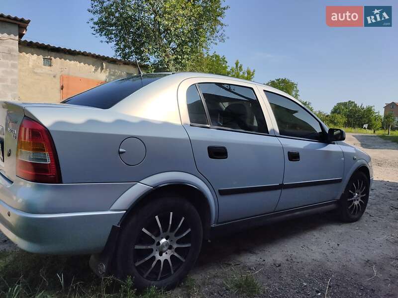 Седан Opel Astra 2004 в Дубно