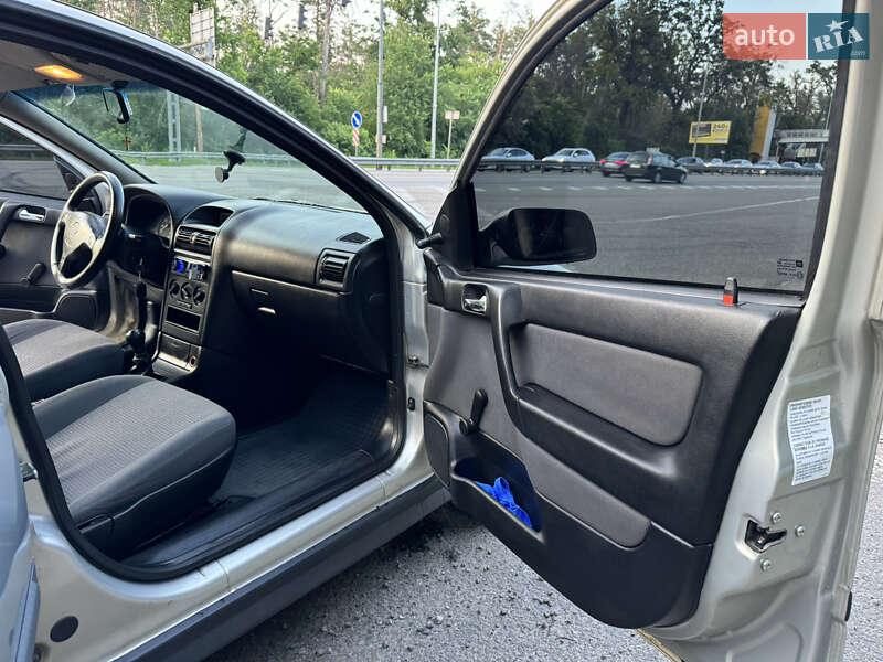 Седан Opel Astra 2006 в Киеве