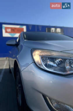 Универсал Opel Astra 2011 в 