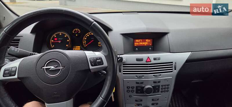 Універсал Opel Astra 2011 в Тернополі