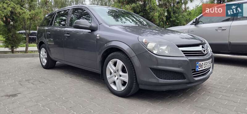 Універсал Opel Astra 2011 в Тернополі