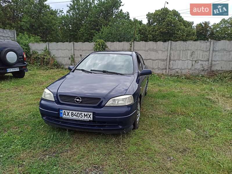 Хэтчбек Opel Astra 2004 в 