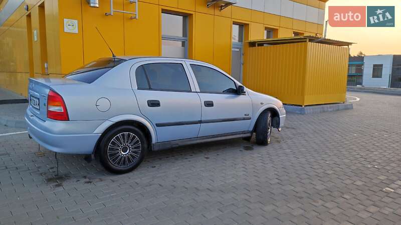 Седан Opel Astra 2004 в Рівному
