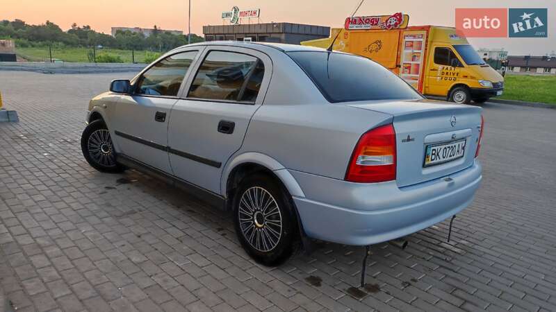 Седан Opel Astra 2004 в Рівному