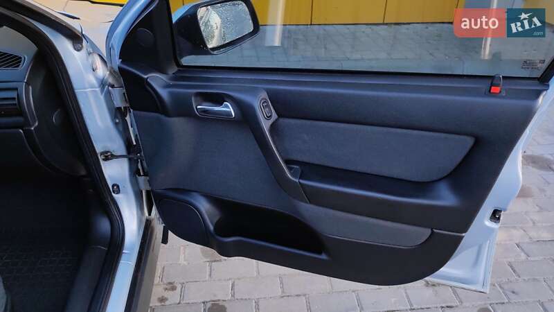 Седан Opel Astra 2004 в Рівному