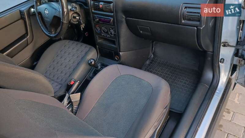 Седан Opel Astra 2004 в Рівному