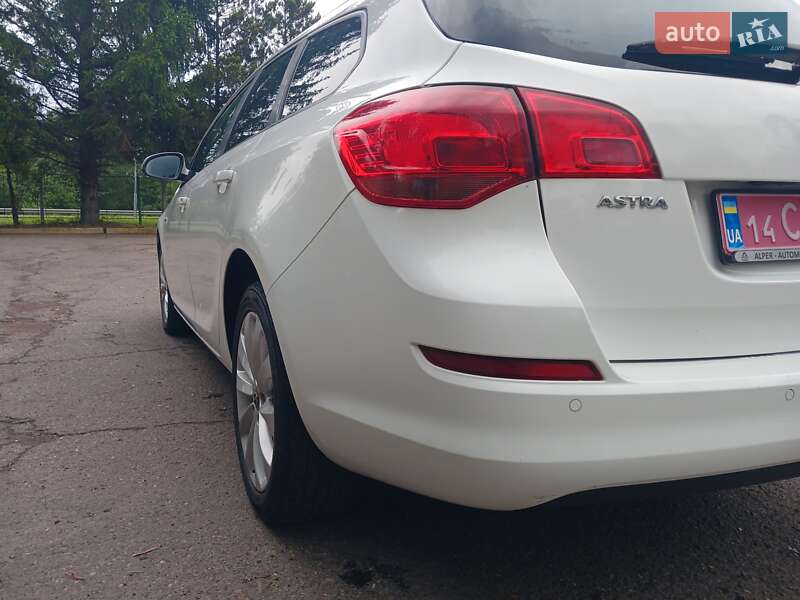 Универсал Opel Astra 2012 в Стрые