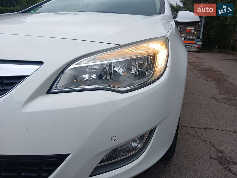 Универсал Opel Astra 2012 в Стрые