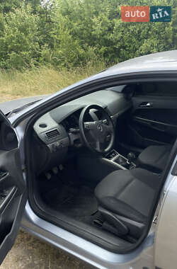 Хэтчбек Opel Astra 2005 в 