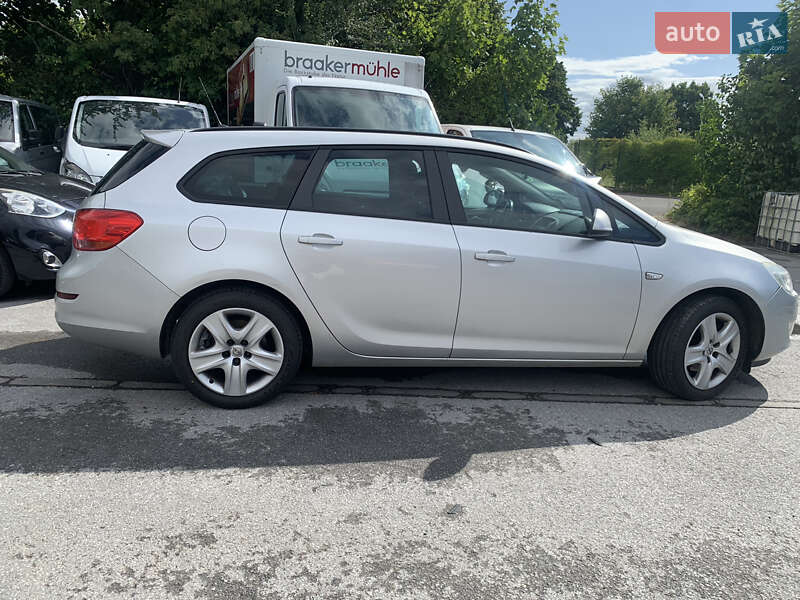 Универсал Opel Astra 2011 в Киеве