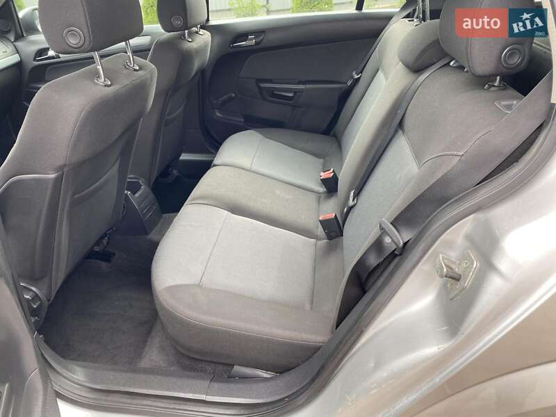 Універсал Opel Astra 2005 в Нововолинську