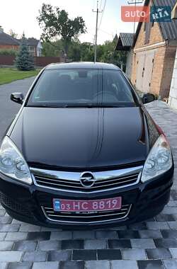 Хэтчбек Opel Astra 2008 в Хороле