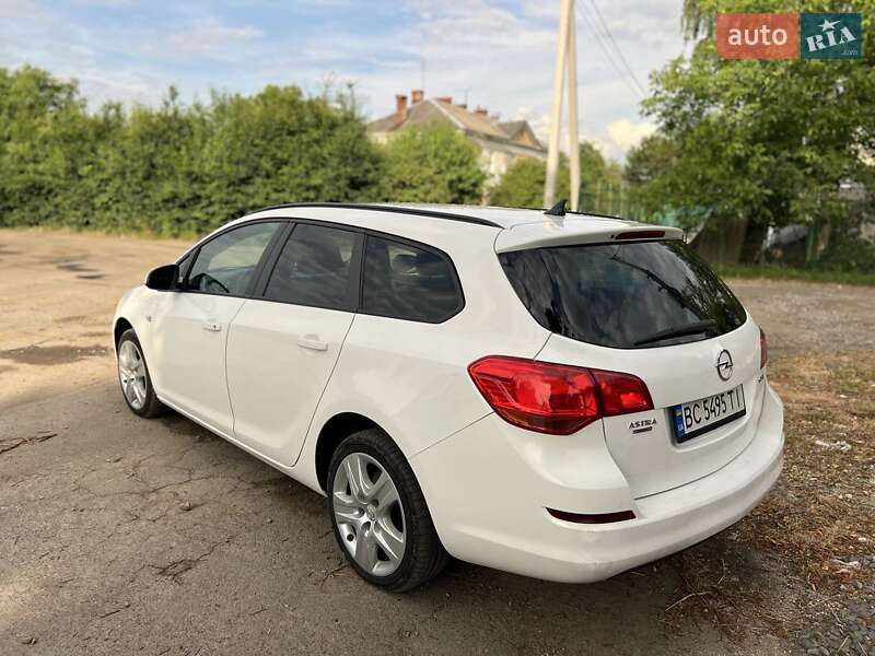 Універсал Opel Astra 2011 в Львові