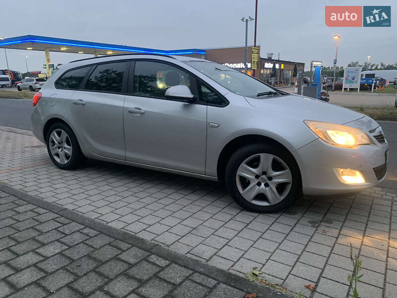 Универсал Opel Astra 2011 в Киеве