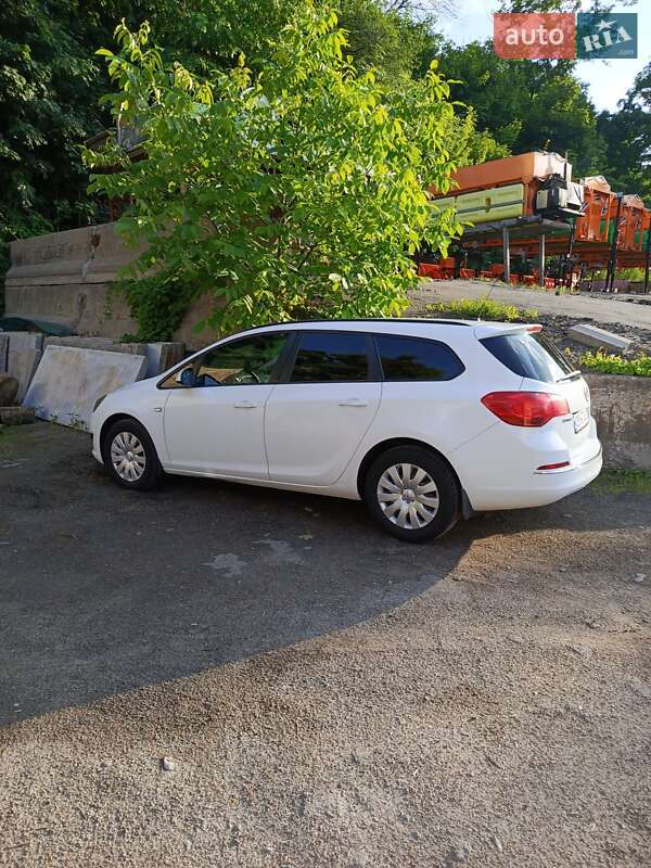 Универсал Opel Astra 2014 в Чернигове